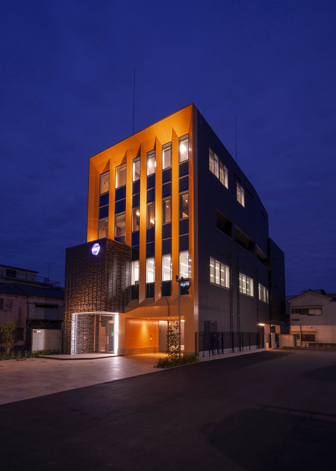 鶴田電気(株)本社